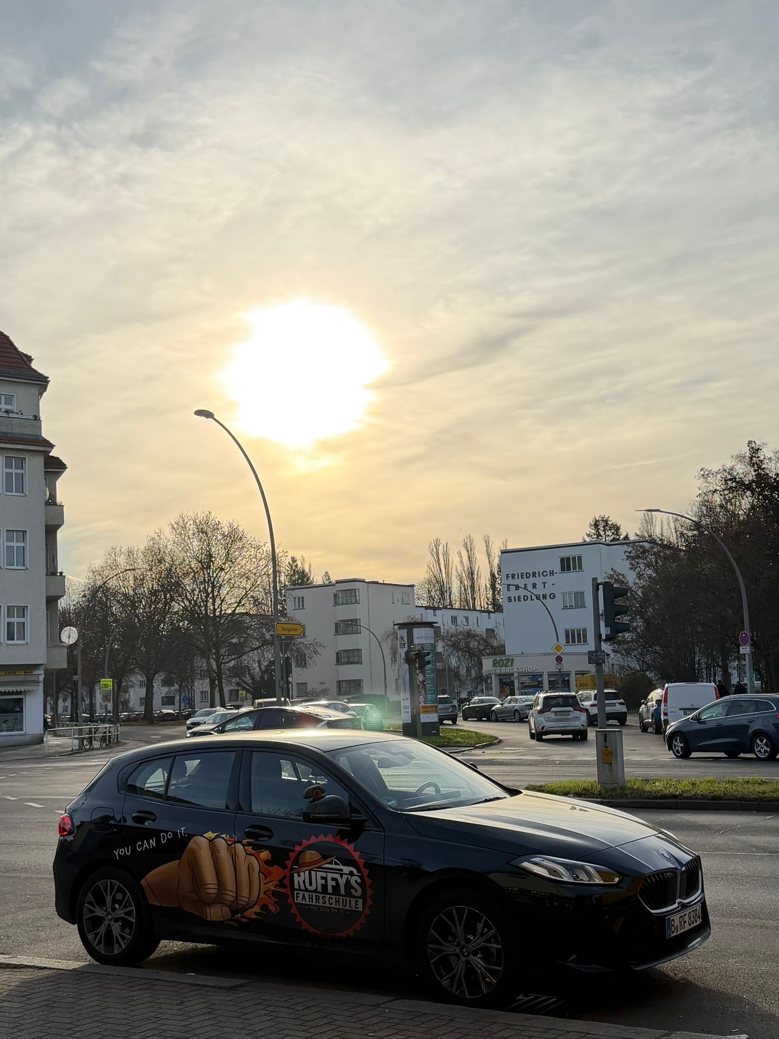 Schwarzes Fahrschulauto Ruffy's Fahrschule