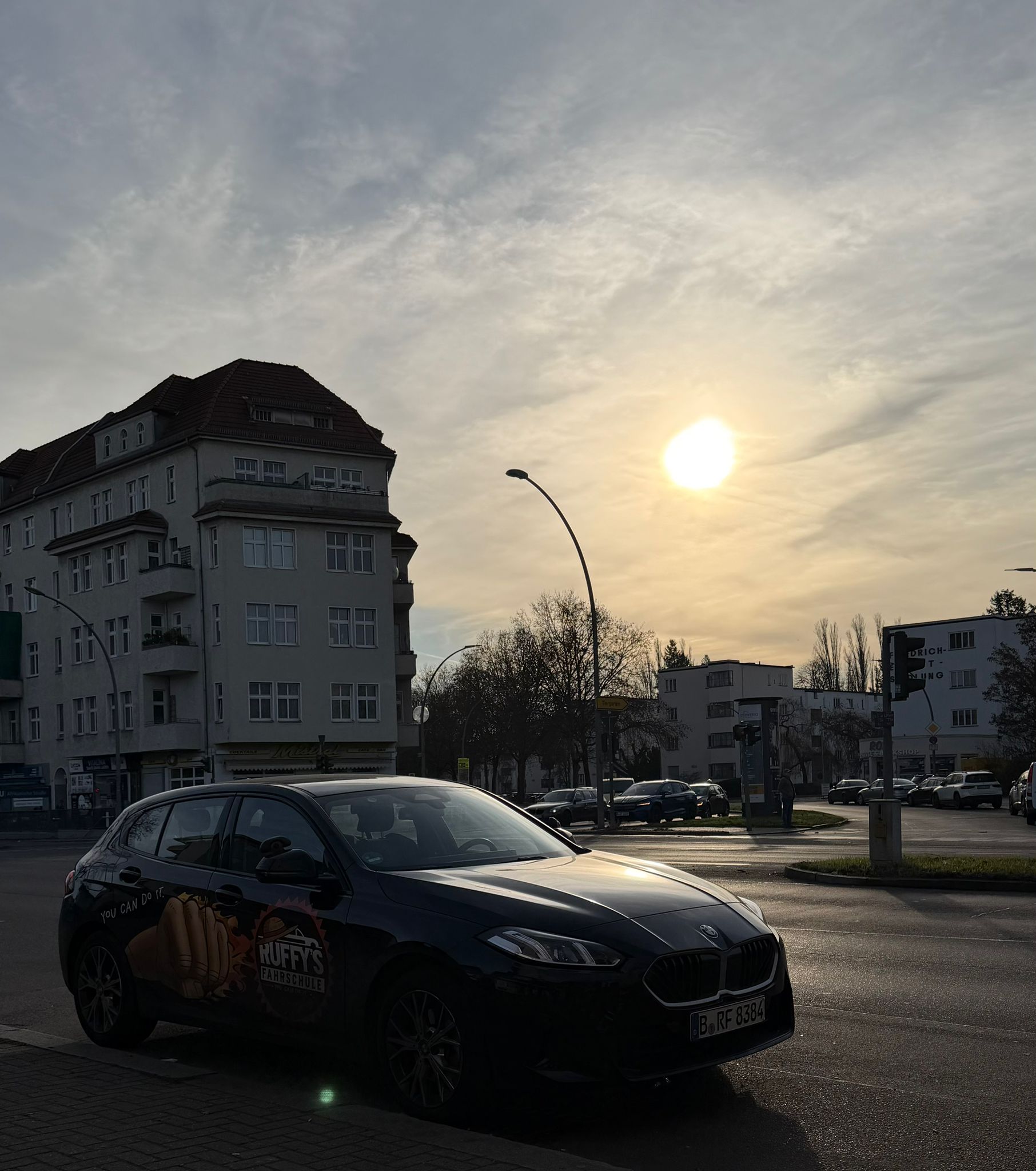 Schwarzes Fahrschulauto