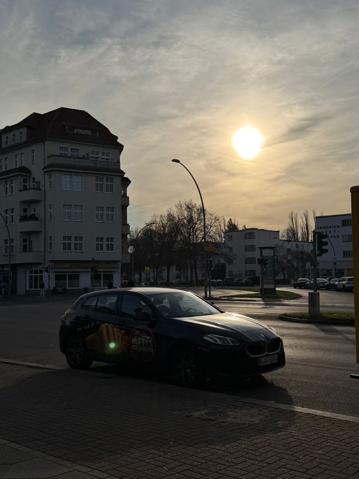 Schwarzes Fahrschulauto